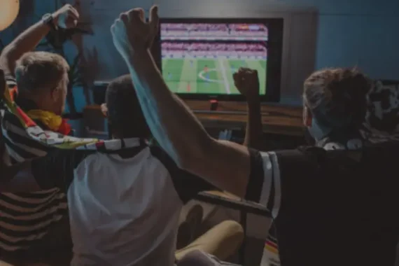 Amis regardant un match de sport en streaming avec Orca Pro Max IPTV – Stabilité et qualité HD/4K pour une expérience immersive.