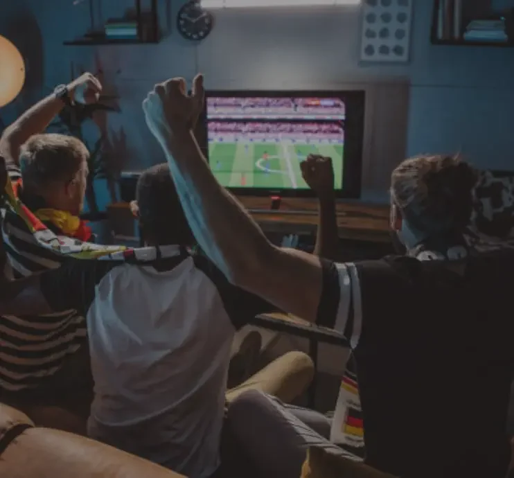 Amis regardant un match de sport en streaming avec Orca Pro Max IPTV – Stabilité et qualité HD/4K pour une expérience immersive.